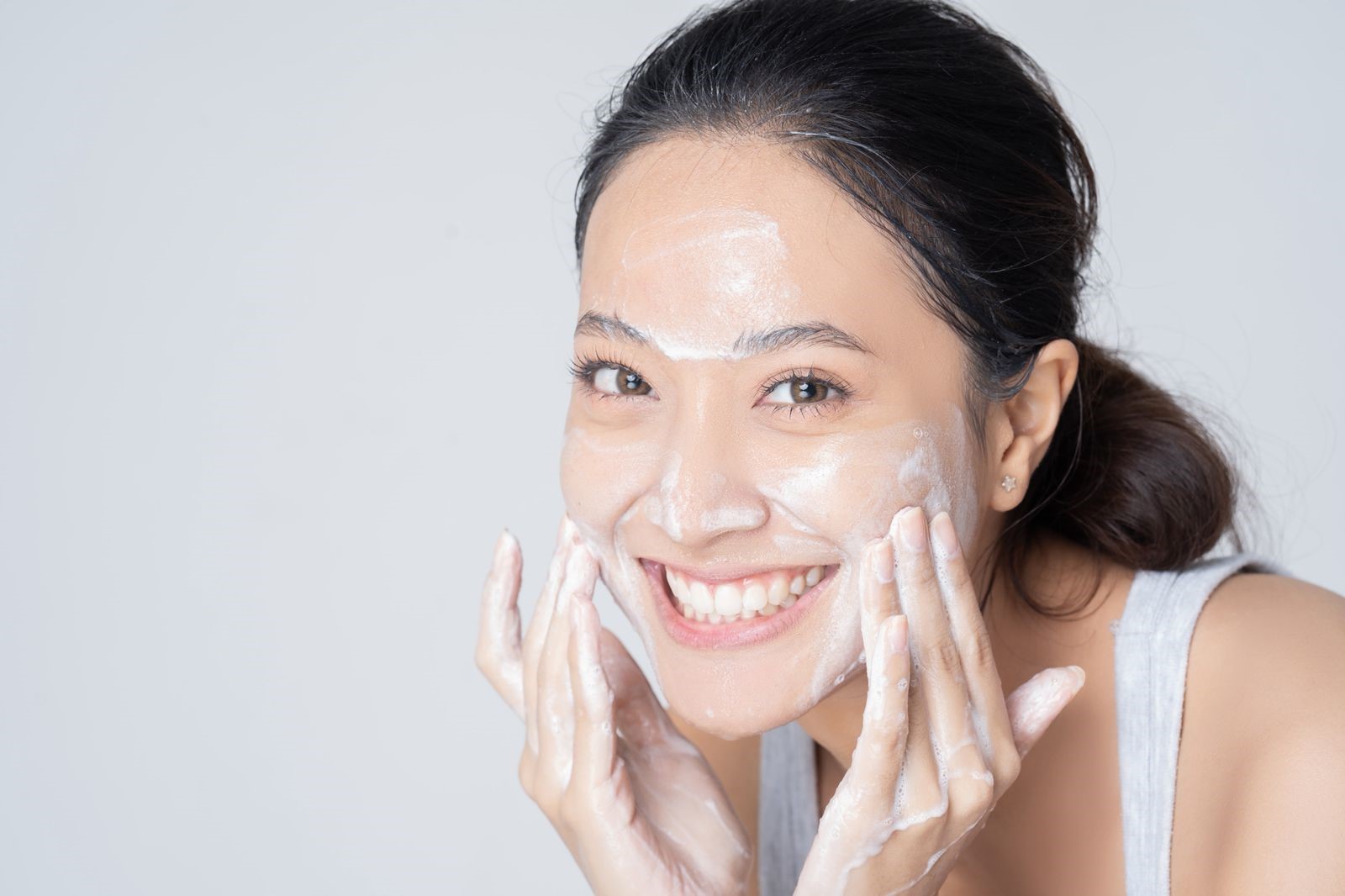 Pentingnya Membersihkan Wajah dengan Benar Menggunakan Facial Foam yang Sesuai Jenis Kulit