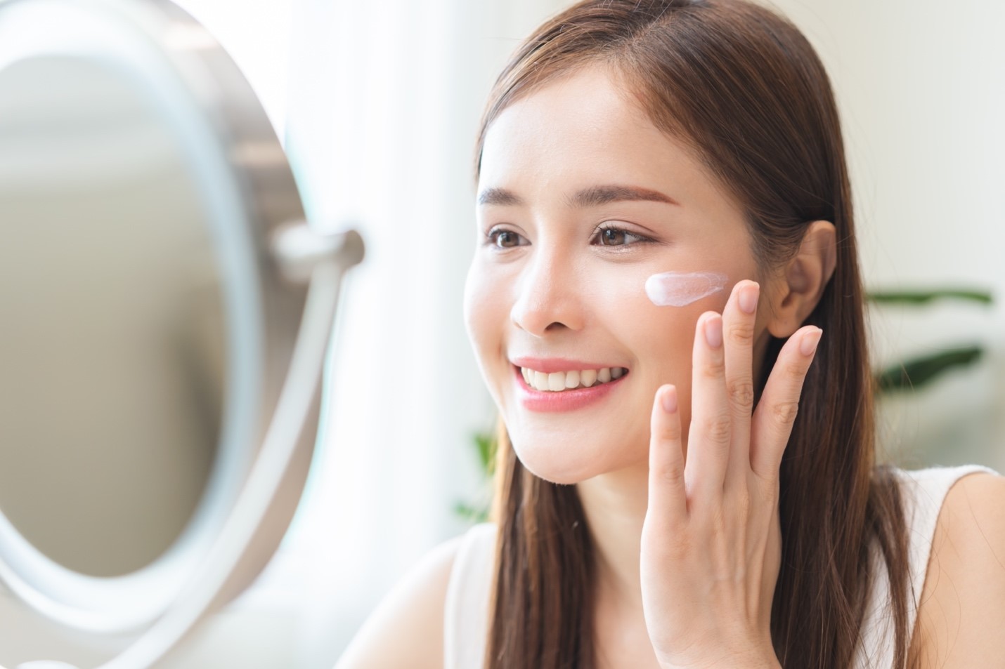 Waspada Bahaya UVA, UVB, Blue Light dan Polusi, Ini Dia Cara Memakai Face Sunscreen yang Benar Agar Kulit Tidak Kusam dan Kering!